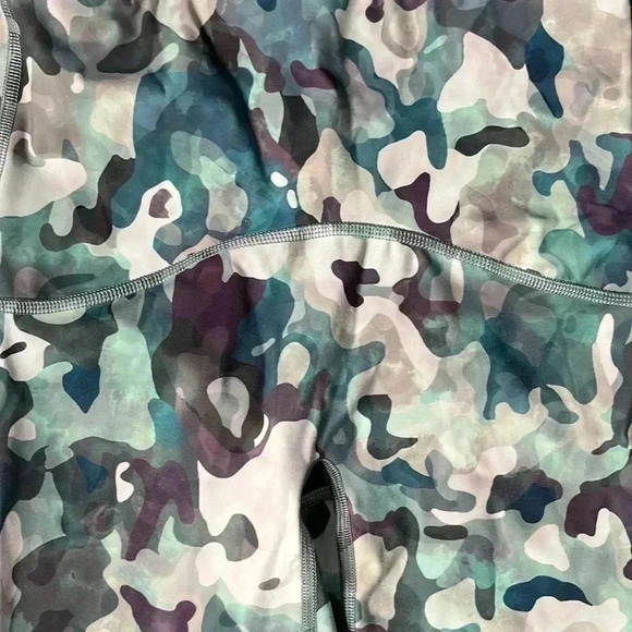 Spanx Booty Boost Active Print 7/8 Purple/Blue Capri Leggings Size S - Picture 7 of 10